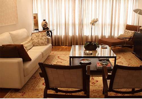 Al�m do sof� com grandes almofadas de apoio para as costas, a sala de estar da Fatto Arquitetura traz uma chaise que convida a momentos de relaxamentp e conforto - Val�rio Ayres/ Esp. CB/ D.A Press