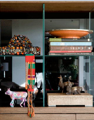 Neste escrit�rio, a decoradora Yeda Garcia projetou um enorme nicho com fundo em vidro preto, com casulos feitos em acr�lico. Usou ilumina��o embutida para valorizar as pe�as, que eram na sua maioria orientais e africanas - Edgar Cesar/Divulga��o