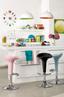 Cozinhas coloridas (A hist�ria de que elas precisam ser neutras ficou para tr�s. Cozinhas, assim como o resto da casa, pode ter estilo e claro, v�rias cores. Nos projetos atuais � poss�vel apostar em tudo %u2013 estampas, pap�is de parede, azulejos decorados, cortinas coloridas e v�rios objetos decorativos. As cores, al�m de deixarem a cozinha mais estilosas, podem trazer um ar divertido e descontra�do para o ambiente.  )