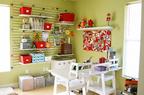 Atelier em casa (Trabalhar em casa exige uma dose extra de organiza��o, ainda mais se o trabalho for artesanal. H� uma infinidade de mat�rias, que devem ficar muito bem separados e organizados. Al�m disso, se a id�ia � passar horas trabalhando no atelier em casa, � importante que o espa�o seja confort�vel. Uma op��o � decorar o local com coisas inspiradoras e agrad�veis.)