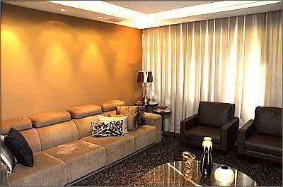 Sala decorada pelo designer de interiores Alberto Radespiel: especialista diz que aplica��o de cores quentes nos c�modos ajuda a criar um clima aconchegante e atribue ao local uma apar�ncia mais sofisticada  (Gladyston Rodrigues/Esp.EM )