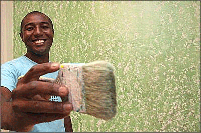 O pintor Luiz Gustavo Ferreira recomenda usar materiais adequados para garantir uma pintura de qualidade (Gladyston Rodrigues/Esp.EM)
