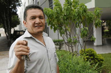 Lino Marques, zelador de um bloco da 409 Norte, tem bom relacionamento no pr�dio: N�o preciso pagar aluguel e o dinheiro rende mais (Rafael Ohana/CB/D.A Press)