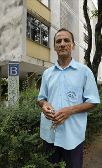 O zelador Nair Bispo mora no bloco onde trabalha, na SQN 409 (Rafael Ohana/CB/D.A Press )