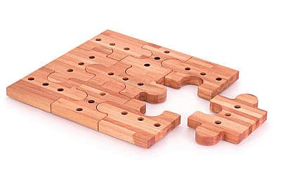 Deck para banheiro em formato de quebra-cabeça usa tipo de eucalipto tido como madeira nobre devido à sua resistência e beleza no acabamento Deck para banheiro em formato de quebra-cabeça usa tipo de eucalipto tido como madeira nobre devido à sua resistência e beleza no acabamento