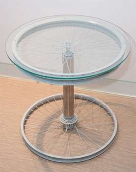 Mesinha feita com aros de pneu de bicicleta e vidro Mesinha feita com aros de pneu de bicicleta e vidro