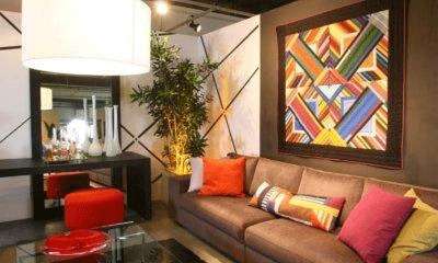 Pan� com formas geom�tricas decora sala de estar 