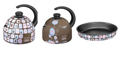 Chaleira Retr� Quadriculado 1.9 litros - R$ 89,00; Chaleira Retr� Jardim 1.9 litros - R$ 89,00; Assadeira Retr� Quadriculado 24 cm - R$ 29,00 (Divulga��o)