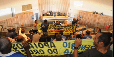 Moradores do Cruzeiro Velho fazem manifesta��o na C�mara Legislativa e pedem regulariza��o de ocupa��es de �reas p�blicas (Kleber Lima/CB/D.A Press)