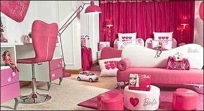 Inúmeros brinquedos, várias bonecas e uma casinha da Barbie integram a decoração das suítes (Divulgação) Inúmeros brinquedos, várias bonecas e uma casinha da Barbie integram a decoração das suítes (Divulgação)