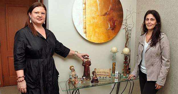 A designer de interiores Klazina Norden (E) diz que muitos não se guiam por motivos e se atêm ao valor afetivo dos objetos. Para a designer de interiores Ana Karina Chaves (D), muitos bibelôs foram substituídos ao longo dos anos por itens de material mais nobre (Eduardo Almeida/RA Studio) A designer de interiores Klazina Norden (E) diz que muitos não se guiam por motivos e se atêm ao valor afetivo dos objetos. Para a designer de interiores Ana Karina Chaves (D), muitos bibelôs foram substituídos ao longo dos anos por itens de material mais nobre (Eduardo Almeida/RA Studio)