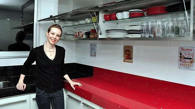 Destacar eletrodomésticos, bancadas e armários é a recomendação da engenheira civil Izabel Souki na hora de fazer o planejamento da decoração das cozinhas compactas