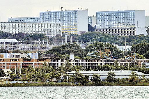A ocupação da orla do Lago Paranoá está entre as agressões ao plano urbanístico da capital identificadas pelos consultores da Unesco (Daniel Ferreira/CB/D.A Press) A ocupação da orla do Lago Paranoá está entre as agressões ao plano urbanístico da capital identificadas pelos consultores da Unesco (Daniel Ferreira/CB/D.A Press)