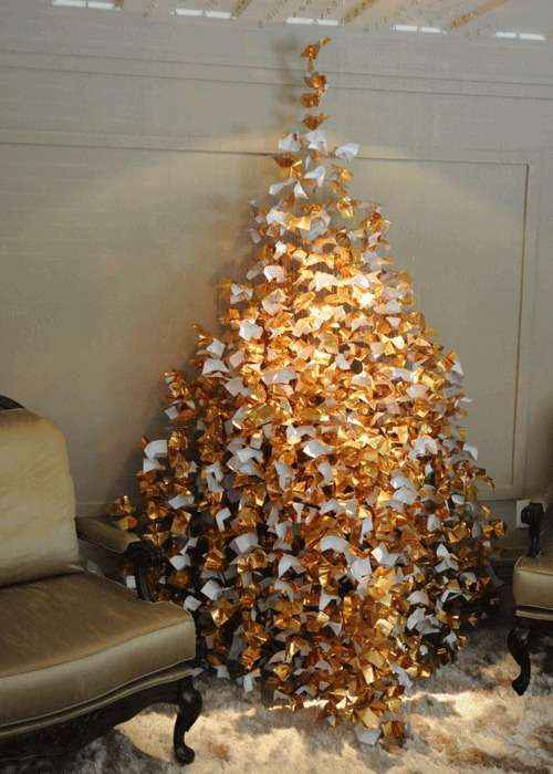 Árvore de Natal foge aos padrões convencionais por ser composta de papeizinhos picados suspensos por fios de náilon (Adauto Cruz/CB/D.A Press)