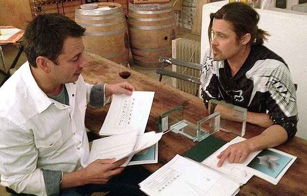 Brad Pitt e Frank Pollaro em uma reunião na adega da casa do ator, na França (Pollaro/Divulgação)
