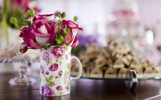 At em canecas servem de vaso para flores menores   (Fernanda e Sharon Fotografia/Divulgao)