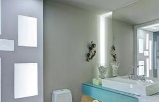 Vidro jateado nas paredes e lmpadas econmicas garantem a iluminao sustentvel e barata do banheiro