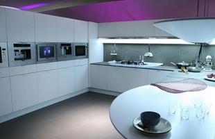 Com forte inspirao futurista, a cozinha hi-tech conta com os mais avanados aparelhos domsticos, geladeira e fogo de ltima gerao em tom de metal