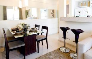 Alm de aumentarem visualmente os espaos, espelhos proporcionam glamour a qualquer ambiente da casa