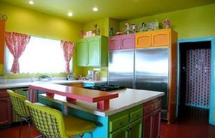 Cores como verde, amarelo, vermelho, so as mais vistas nas cozinhas modernas - as cores alegres deixam o ambiente mais divertido 