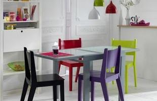 O branco pode ser usado como cor principal, nas paredes e no cho, e as cores ficam por conta das toalhas de mesa, das cadeiras, dos azulejos e dos objetos decorativos. 