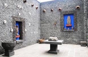 La Casa Azul era a casa dos pais de Frida Kahlo, no bairro de Cocoyacán, Cidade do México. Mais tarde, virou a residência de Frida Kahlo e de seu marido, o muralista e pintor Diego Rivera. Lá eles viveram de 1929 a 1954. Depois da morte de Frida, o lugar virou o Museu Frida Kahlo e é um dos pontos mais visitados do México